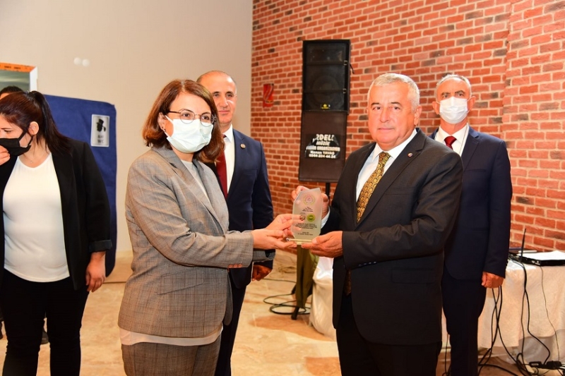 13.10.2021 Aydın Ticaret Borsası Meclis Başkanı A.Bahri Erdel, Deve Sucuğu Coğrafi İşaret Tescil Projesi Plaket Töreni’ne Katılım Sağladı