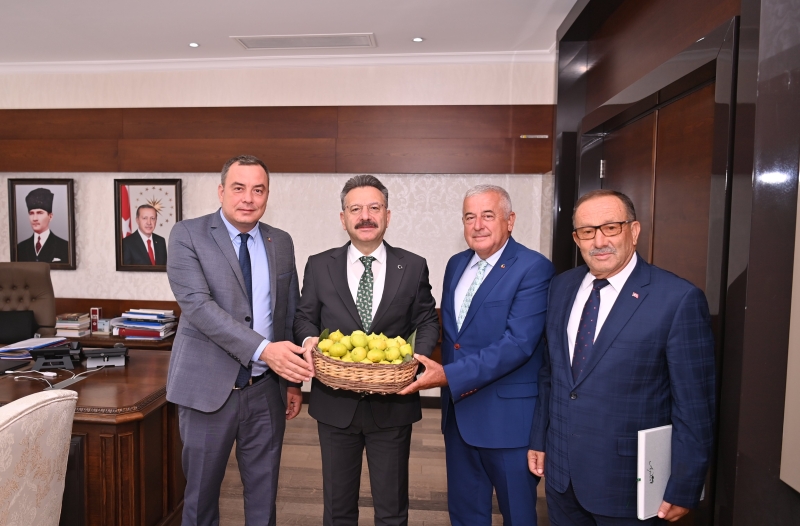 03.08.2023  Aydın Commodity Exchange Presented the First Aydın Fig of the Season to Aydın Governor Huseyin Aksoy