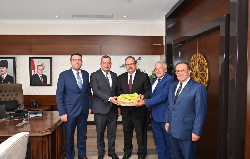 17.07.2024 Aydın Ticaret Borsası, Aydın Valisi Yakup Canbolat’a Sezonun İlk Aydın İncirini Takdim Etti