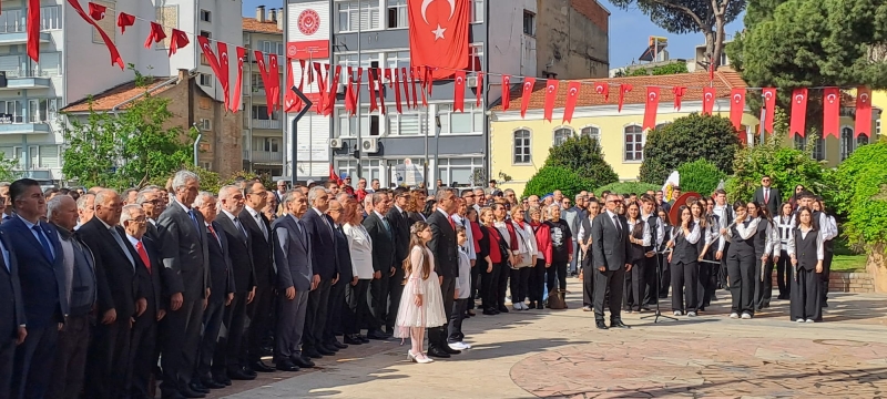 23.04.2025 Aydın Ticaret Borsası Meclis Başkanı A. Bahri Erdel, 23 Nisan Ulusal Egemenlik ve Çocuk Bayramı dolayısıyla Düzenlenen Çelenk Sunma Törenine Katılım Sağladı