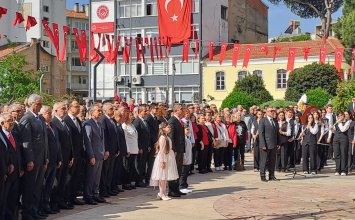 23.04.2025 Aydın Ticaret Borsası Meclis Başkanı A. Bahri Erdel, 23 Nisan Ulusal Egemenlik ve Çocuk Bayramı dolayısıyla Düzenlenen Çelenk Sunma Törenine Katılım Sağladı
