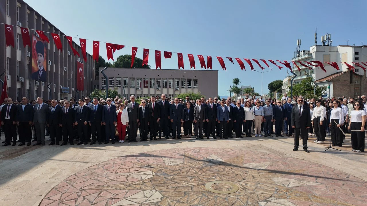 19.05.2025 Aydın Ticaret Borsası Meclis Başkanı A.Bahri Erdel, 19 Mayıs Atatürk’ü Anma Gençlik ve Spor Bayramı Dolayısıyla Düzenlenen Törene Katılım Sağladı