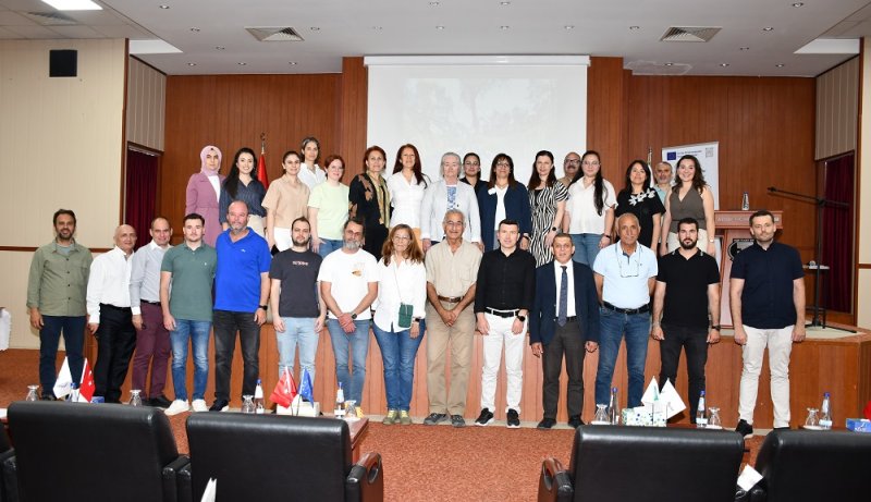 27.05.2025 Proje Evi Kooperatifi “İklim Dirençli Doğa Dostu Zeytincilik Eğitimlerinin İlkini Aydın’da ,Aydın Ticaret Borsası İş Birliğiyle Gerçekleştirdi