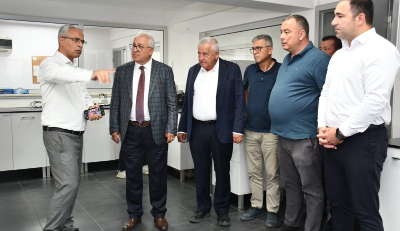 23.09.2026 Mülkiye Başmüfettişi Dr. Atilla Şahin’den Aydın Ticaret Borsası Laboratuvarı’na Ziyaret