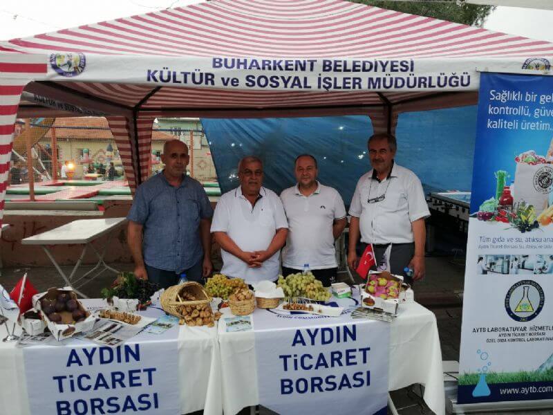 07.08.18 Aydın Ticaret Borsası Buharkent 14. Uluslararası Taze İncir Kültür ve Sanat Festivalinde yerini aldı. Borsanın standında Meclis Üyesi Ali Çevik tarafından ziyaretçiler ağırlandı.